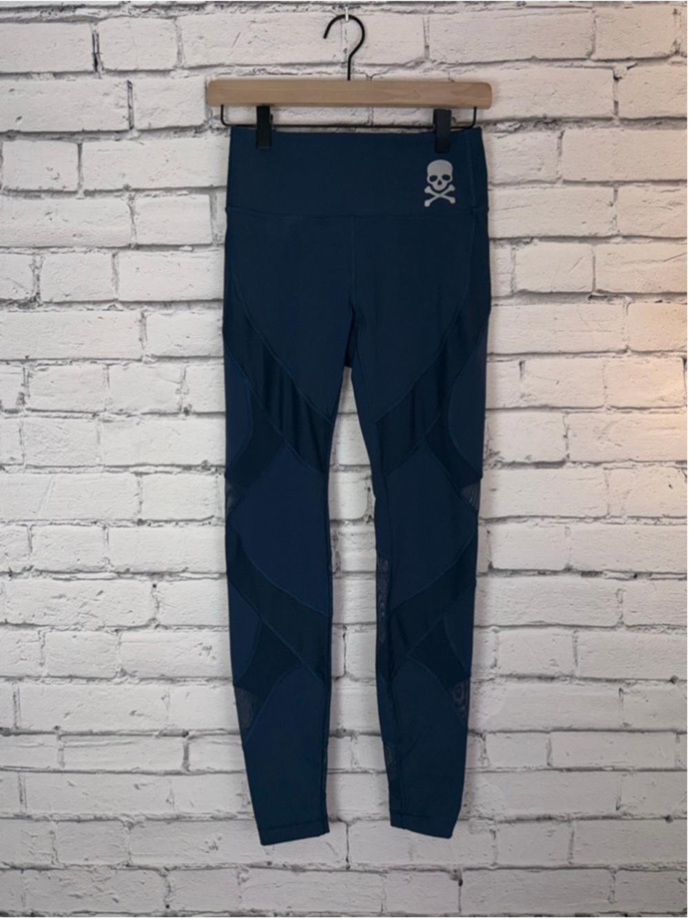 Women's Lululemon High Rise Leggings Mix & Mesh Panels Skull Logo size 6 - Picture 2 of 9